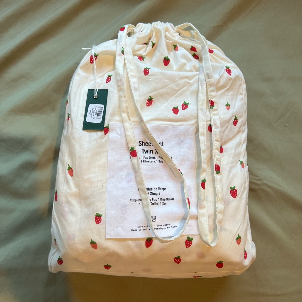 (NWT) UO Twin XL strawberry bed sheets